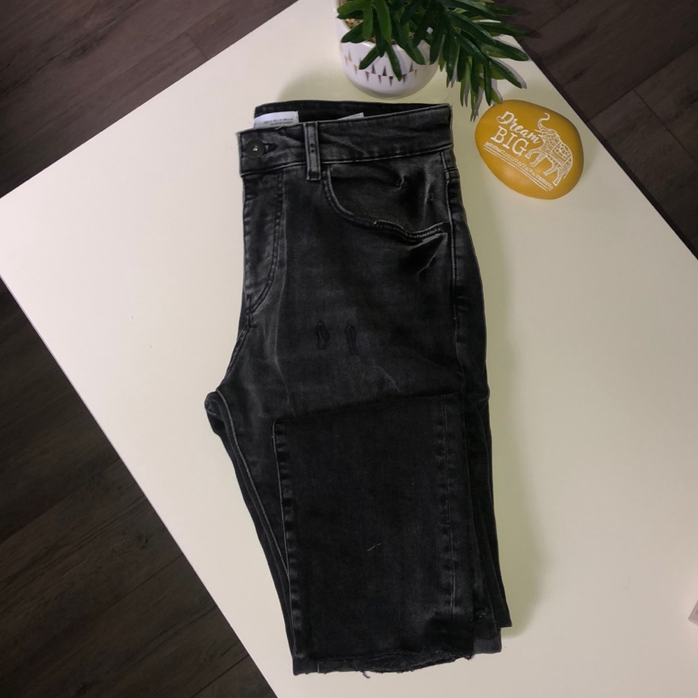 Rip/Repair Raw Hem Ankle Jean in Charcoal Wash